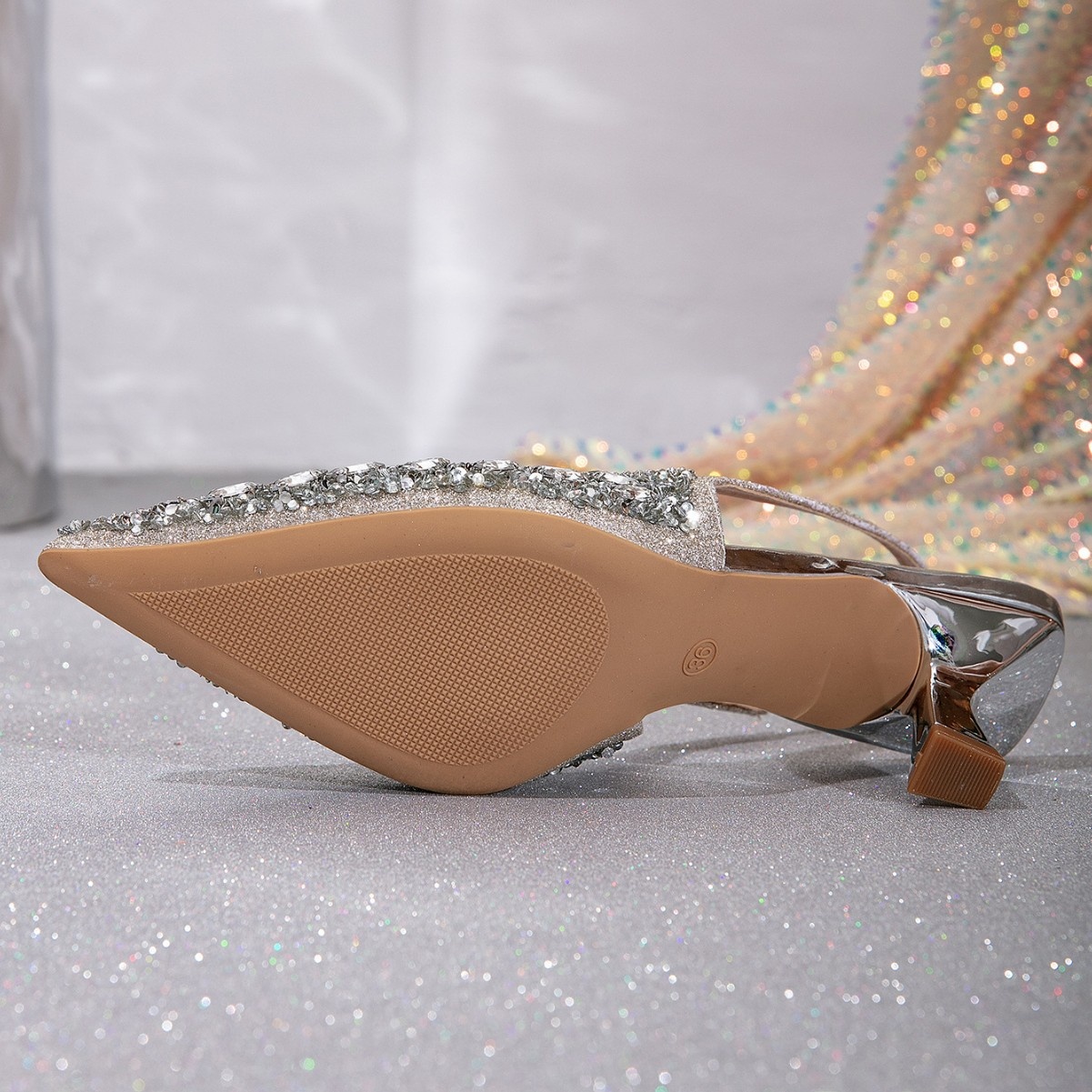 Modieuze puntige hoge hakken s - Court Heel Pointed recensie en prijs